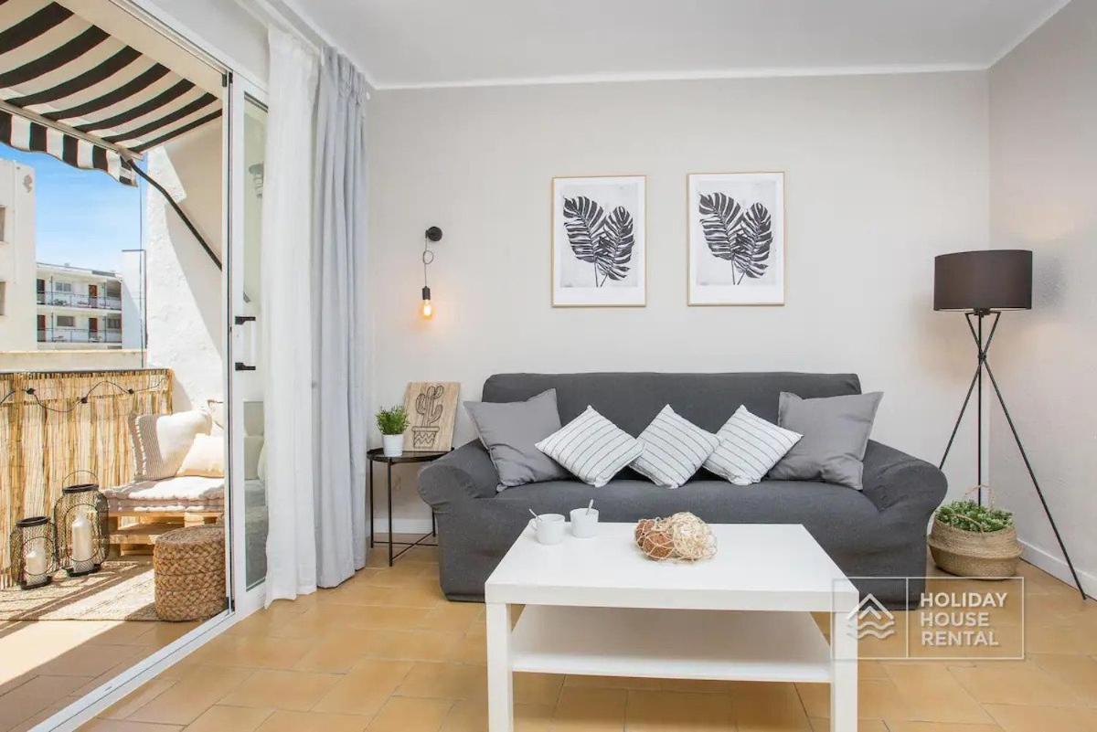 Cosy 3-Bedroom Apartment For 6-8 People Just 50M From The Beach 살루 외부 사진