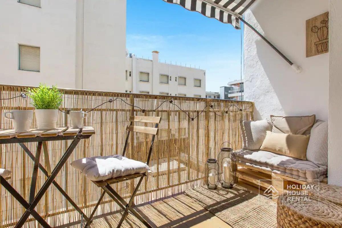 Cosy 3-Bedroom Apartment For 6-8 People Just 50M From The Beach 살루 외부 사진