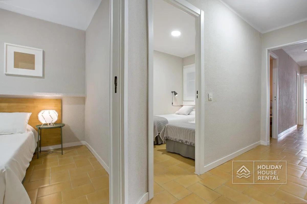 Cosy 3-Bedroom Apartment For 6-8 People Just 50M From The Beach 살루 외부 사진