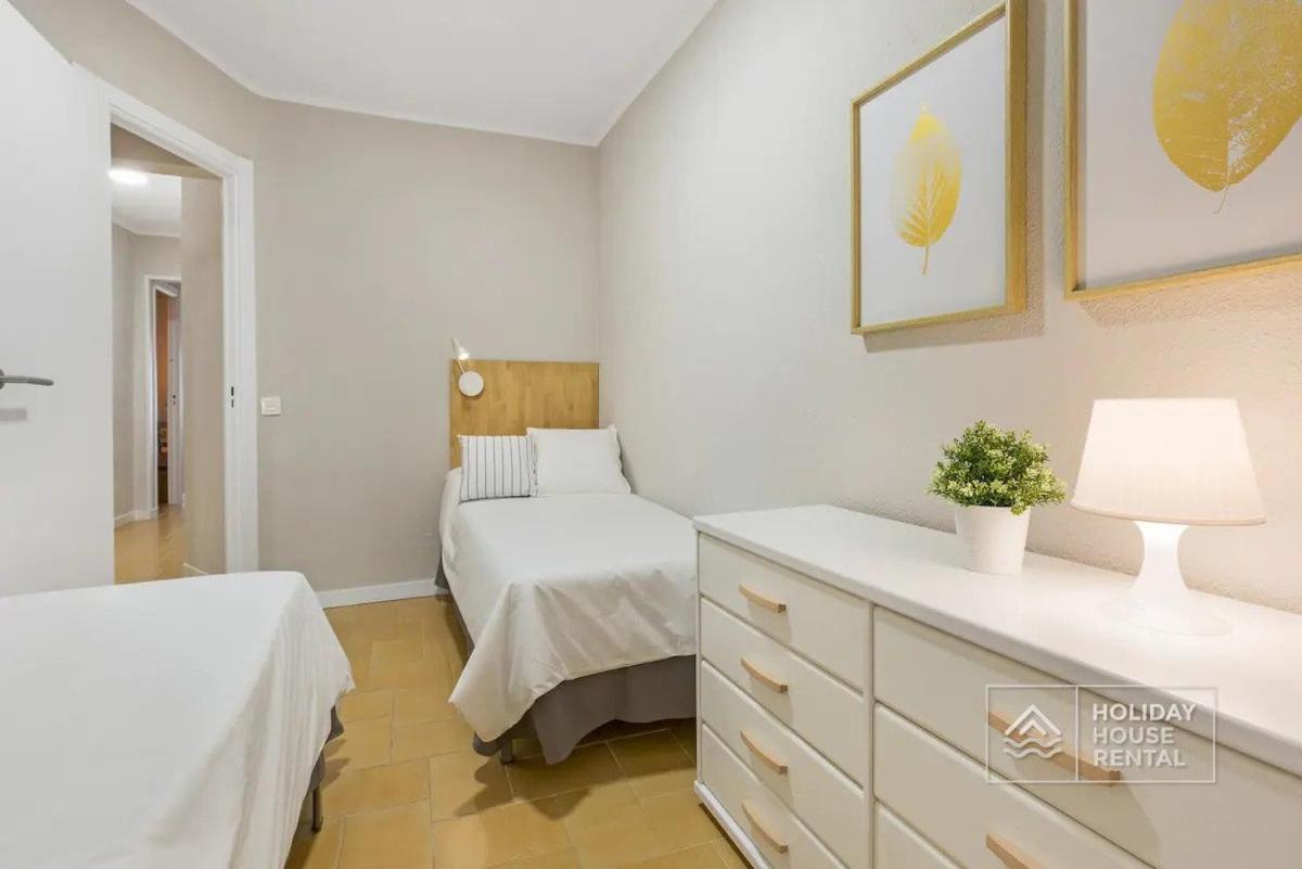 Cosy 3-Bedroom Apartment For 6-8 People Just 50M From The Beach 살루 외부 사진
