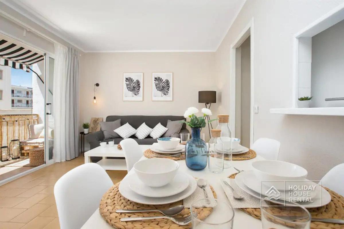 Cosy 3-Bedroom Apartment For 6-8 People Just 50M From The Beach 살루 외부 사진