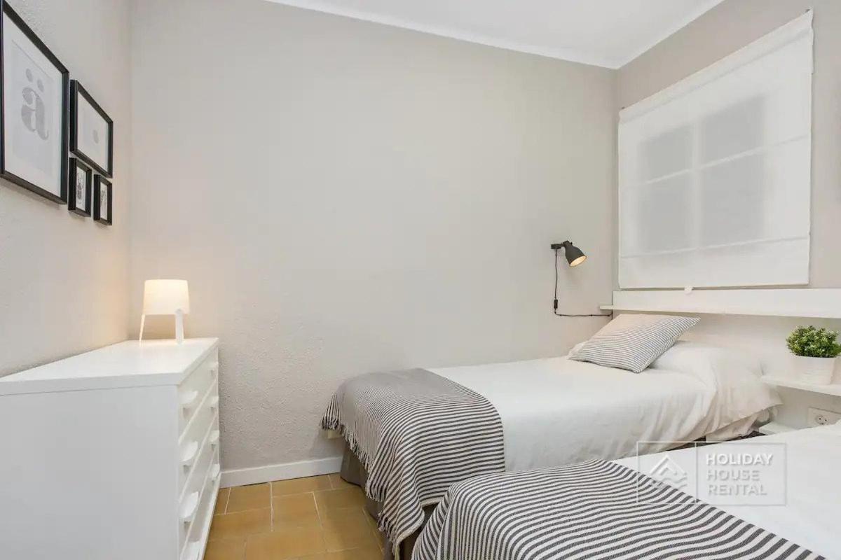 Cosy 3-Bedroom Apartment For 6-8 People Just 50M From The Beach 살루 외부 사진