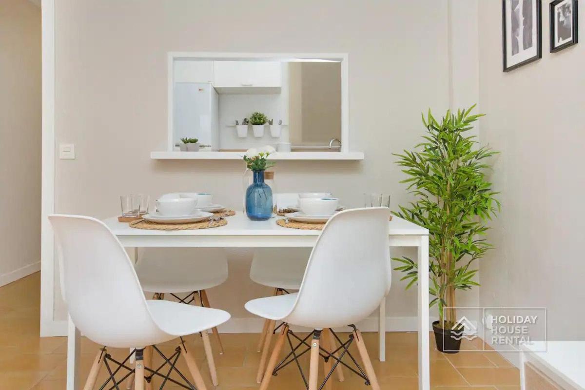 Cosy 3-Bedroom Apartment For 6-8 People Just 50M From The Beach 살루 외부 사진