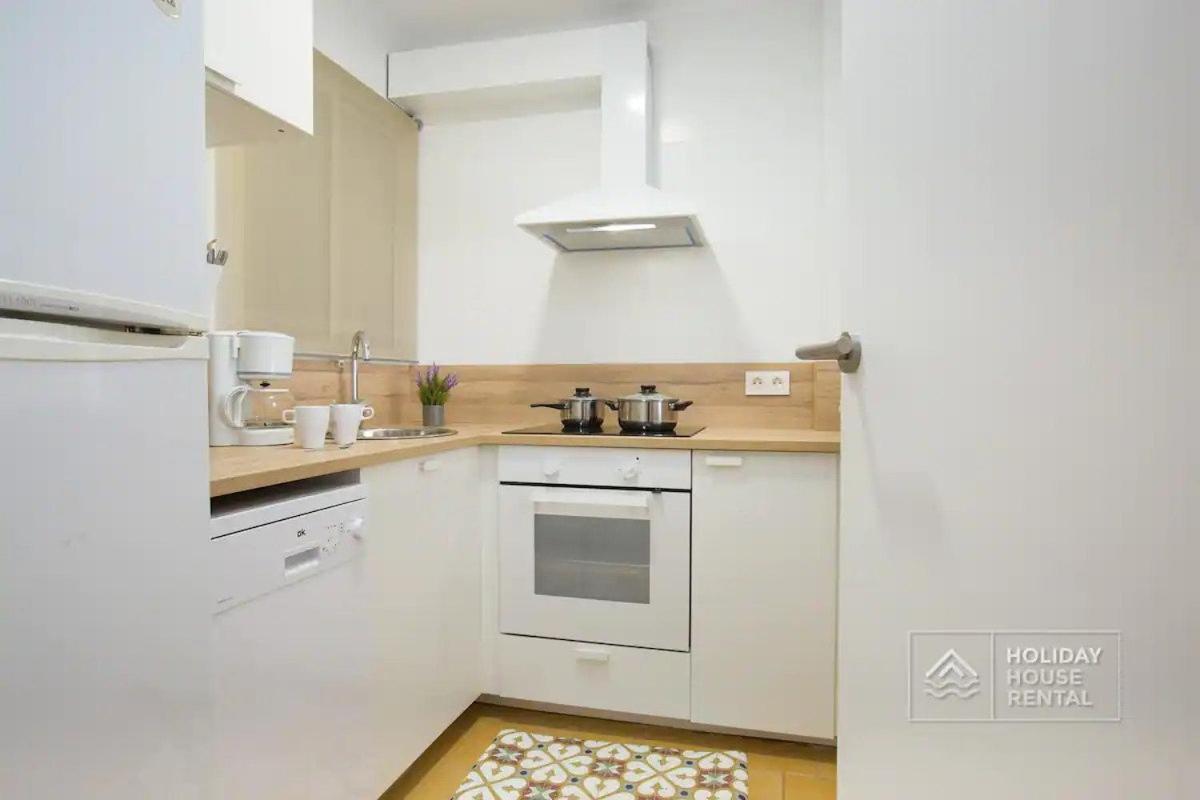 Cosy 3-Bedroom Apartment For 6-8 People Just 50M From The Beach 살루 외부 사진