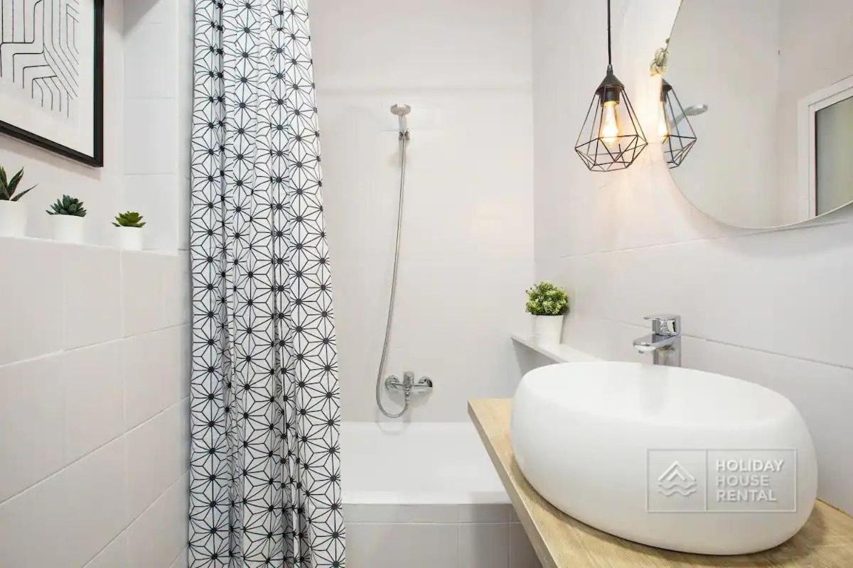Cosy 3-Bedroom Apartment For 6-8 People Just 50M From The Beach 살루 외부 사진