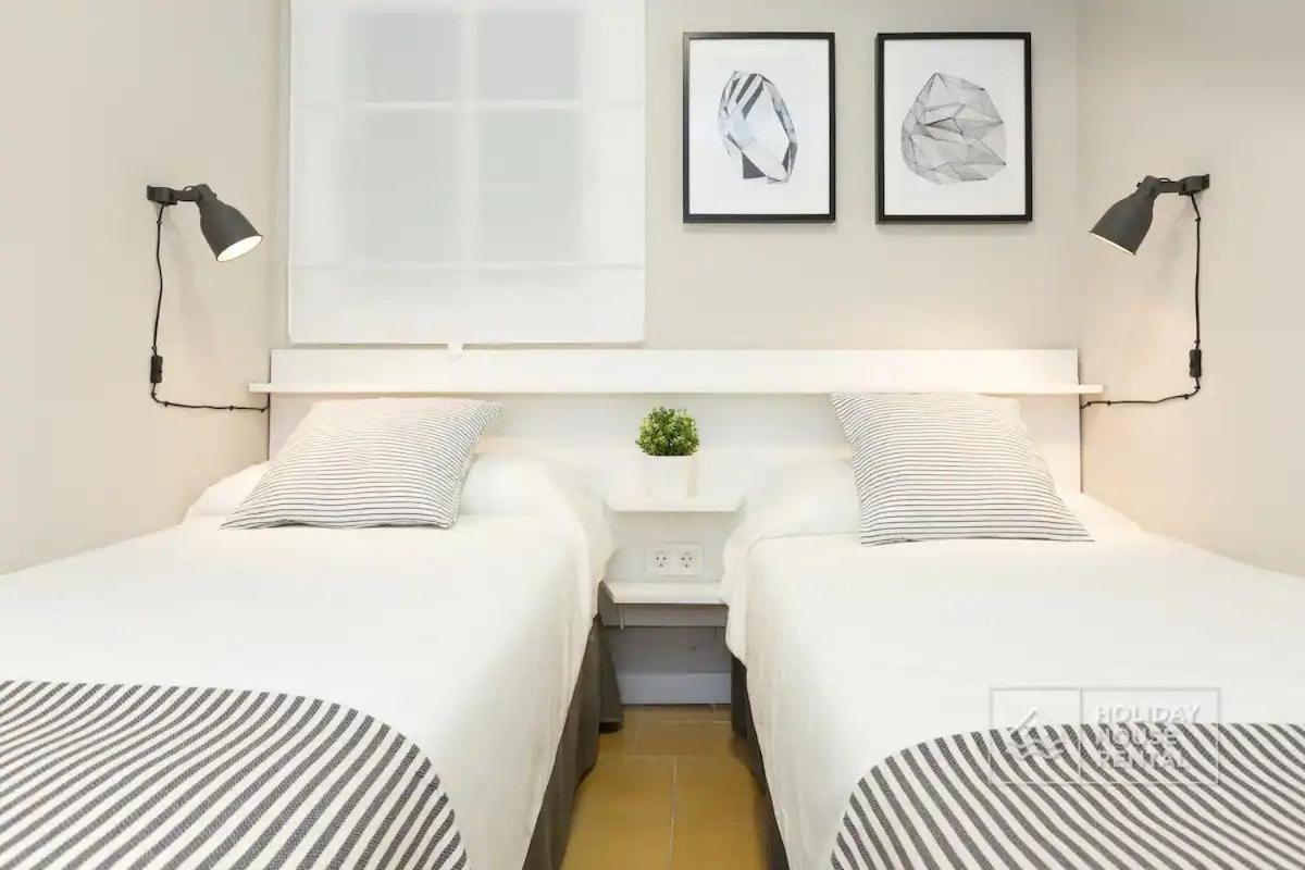 Cosy 3-Bedroom Apartment For 6-8 People Just 50M From The Beach 살루 외부 사진